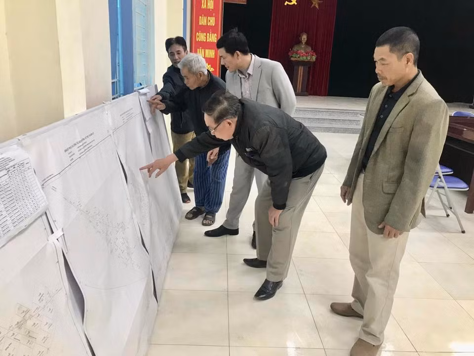 Người dân xem quy hoạch Dự án đường Vành đai 4-Vùng Thủ đô. (Ảnh: Ánh Ngọc)