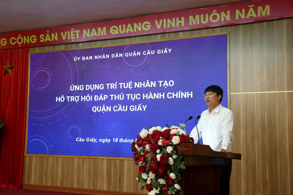 Lãnh đạo quận Cầu Giấy giới thiệu ứng dụng trí tuệ nhân tạo hỗ trợ hỏi - đáp thủ tục hành chính.