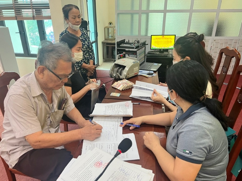 Người dân xã Đắc Sở, huyện Hoài Đức, Hà Nội, nhận tiền đền bù tại trụ sở UBND xã, sáng 12/5/2023. (Ảnh: Trần Thụ)