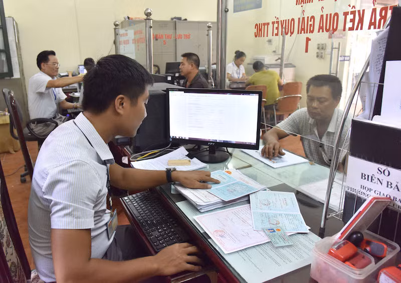 Giải quyết thủ tục hành chính cho người dân tại Bộ phận “một cửa” xã Hữu Hòa, huyện Thanh Trì (Hà Nội). Ảnh: Duy Linh. 