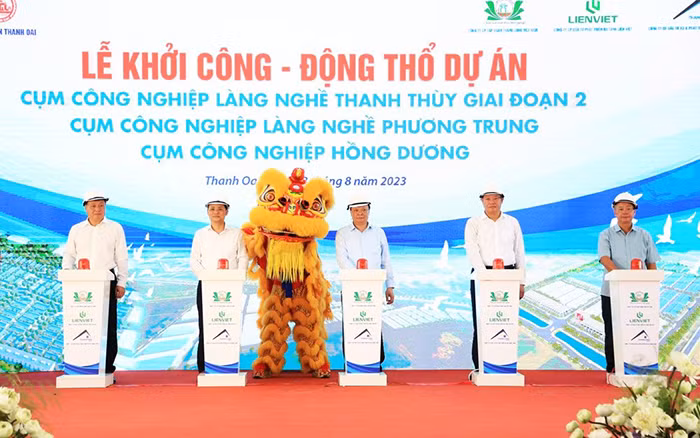 Bí thư Thành ủy Hà Nội Đinh Tiến Dũng cùng các đồng chí lãnh đạo thành phố ấn nút khởi công xây dựng 3 cụm công nghiệp tại huyện Thanh Oai.