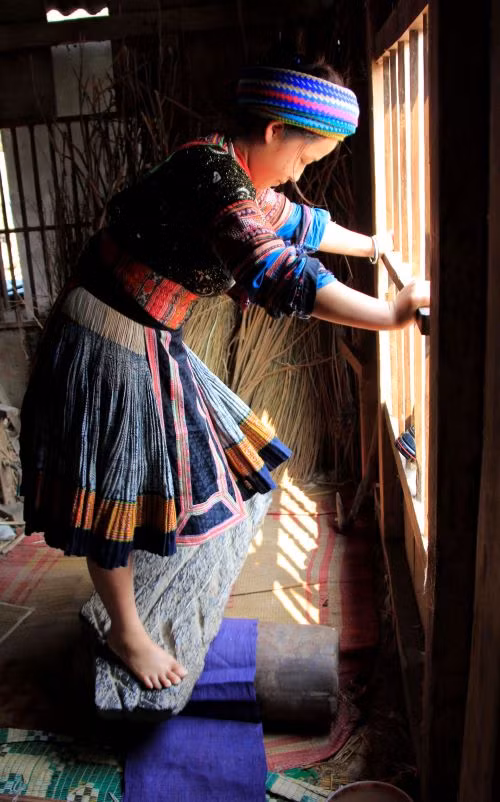 Vải dệt xong được đặt giữa một phiến đá và một trụ gỗ. Người thợ đứng lên trên phiến đá lăn qua lăn lại cho đến khi toàn bộ bề mặt vải được cán phẳng.