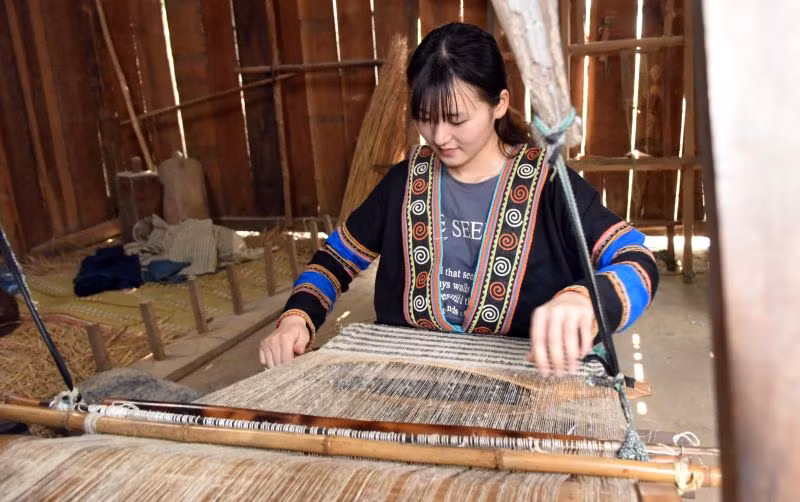 Thế hệ trẻ tiếp tục kế thừa và phát triển nghề dệt thổ cẩm truyền thống để gìn giữ nét đẹp văn hoá dân tộc mình.