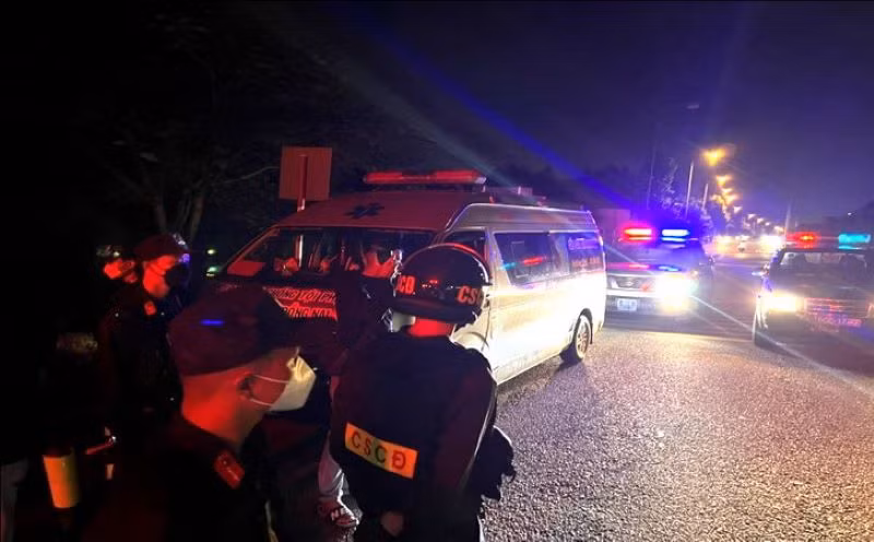 Lực lượng Công an huyện Nhơn Trạch ngăn chặn các đối tượng tụ tập chuẩn bị đánh nhau.