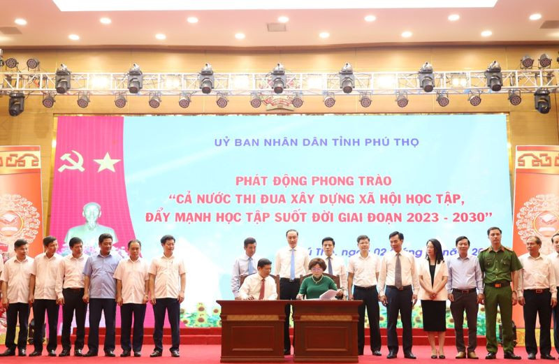 20 cơ quan, đơn vị, địa phương trong tỉnh ký cam kết thi đua thực hiện Quyết định của Thủ tướng Chính phủ về xây dựng xã hội học tập.