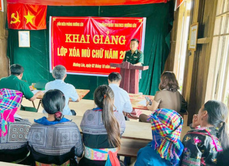Lễ khai giảng lớp xóa mù chữ tại bản Sam Quảng, xã Mường Lèo, huyện Sốp, tỉnh Sơn La.