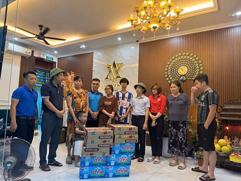 Cán bộ quận Hoàng Mai hỗ trợ thực phẩm, nước uống cho người dân khu nhà nguy hiểm ở phường Hoàng Liệt đến khách sạn trên địa bàn.