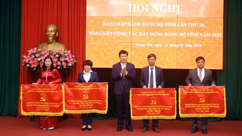 Lãnh đạo tỉnh Hưng Yên tặng Cờ thi đua của Ban Thường vụ Tỉnh ủy Hưng Yên cho các chi, đảng bộ có thành tích xuất sắc trong công tác xây dựng Đảng năm 2023.