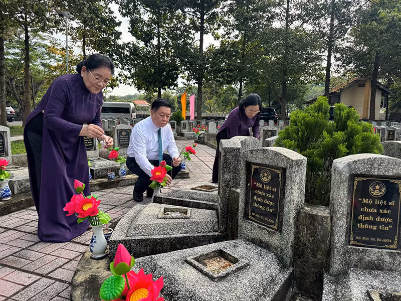Đồng chí Nguyễn Trọng Nghĩa (giữa) và các đồng chí nguyên lãnh đạo tỉnh Tây Ninh viếng mộ các liệt sĩ.