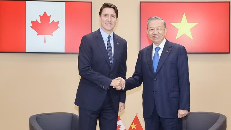 Tổng Bí thư, Chủ tịch nước Tô Lâm tiếp xúc song phương với Thủ tướng Canada Justin Trudeau. (Ảnh: TTXVN)