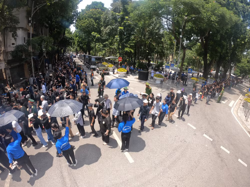 Từ sáng sớm ngày 26/7, hàng nghìn người dân tiếp tục xếp hàng vào viếng Tổng Bí thư Nguyễn Phú Trọng tại Nhà tang lễ Quốc gia - số 5 Trần Thánh Tông (Hà Nội).