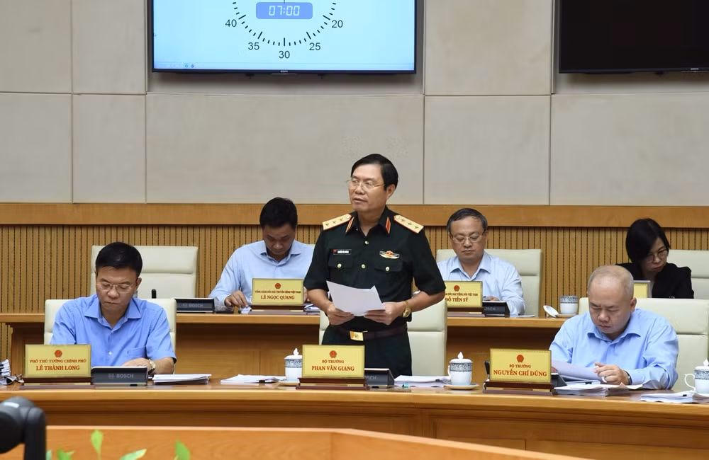 Đại diện lãnh đạo Bộ Quốc phòng phát biểu ý kiến tại phiên họp. (Ảnh: TRẦN HẢI)