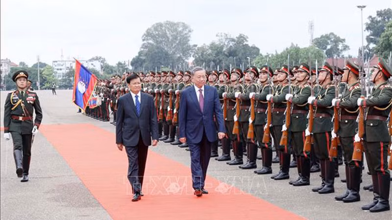 Chủ tịch nước Tô Lâm và Tổng Bí thư, Chủ tịch nước Lào Thongloun Sisoulith duyệt Đội danh dự. (Ảnh: NHAN SÁNG/TTXVN)