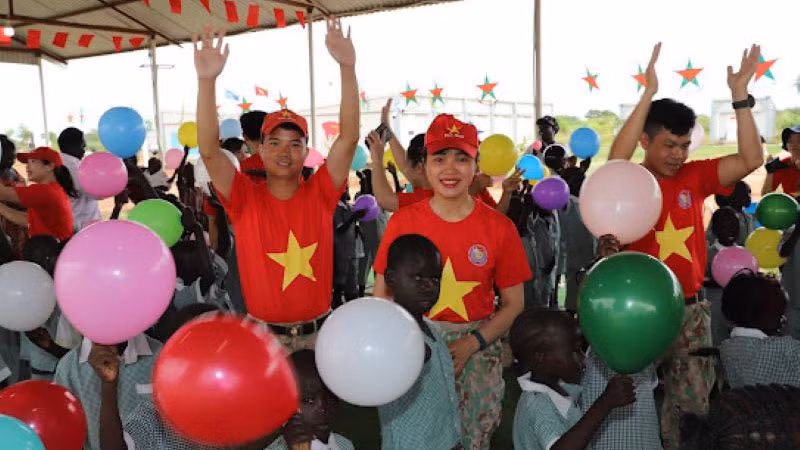 Niềm vui được chia sẻ với các em học sinh của các thành viên Đội Công binh Việt Nam. (Ảnh: Đội Công binh Việt Nam)