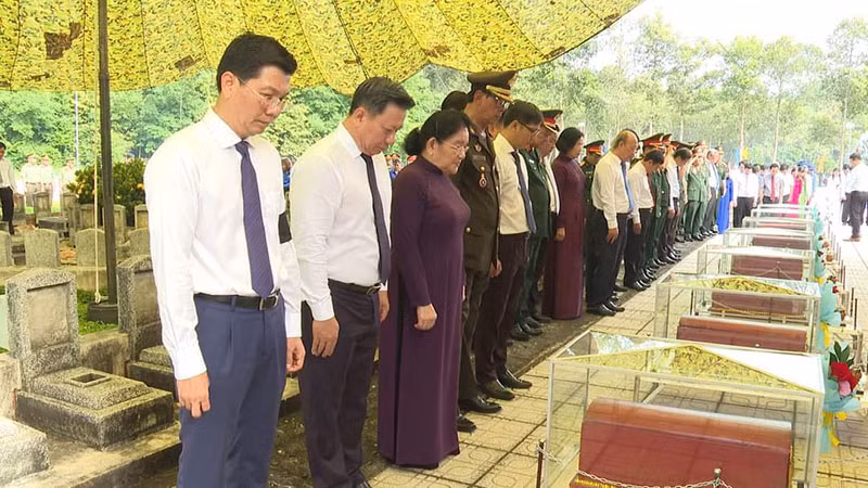 Đồng chí Phó Bí thư Tỉnh ủy Tây Ninh Nguyễn Mạnh Hùng và Chủ tịch Ủy ban nhân dân tỉnh Tây Ninh Nguyễn Thanh Ngọc (từ trái sang) nghiêng mình trước linh cốt các anh hùng liệt sĩ.