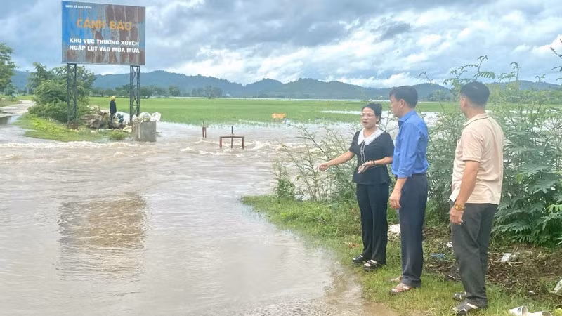 Lãnh đạo huyện Lắk kiểm tra và chỉ đạo các biện pháp ứng phó với tình hình lũ lụt trên địa bàn huyện. (Ảnh: CTV)