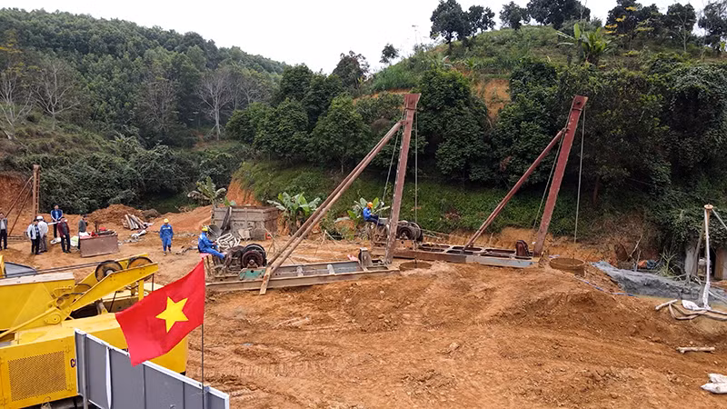 Công nhân Công ty cổ phần Tập đoàn Đèo Cả thi công khoan cọc khoan nhồi tại trụ T2 cầu cạn Km48+300 thuộc dự án cao tốc Tuyên Quang-Hà Giang trong dịp Tết Giáp Thìn. Ảnh: Hải Chung