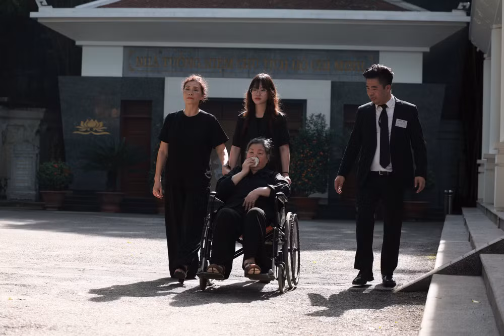 Cô Đặng Thị Phúc (92 tuổi) giáo viên tiểu học của Tổng Bí thư Nguyễn Phú Trọng xúc động nghẹn ngào, ngồi xe lăn tới viếng học trò tại Nhà tang lễ Quốc gia (số 5 Trần Thánh Tông, Hà Nội).