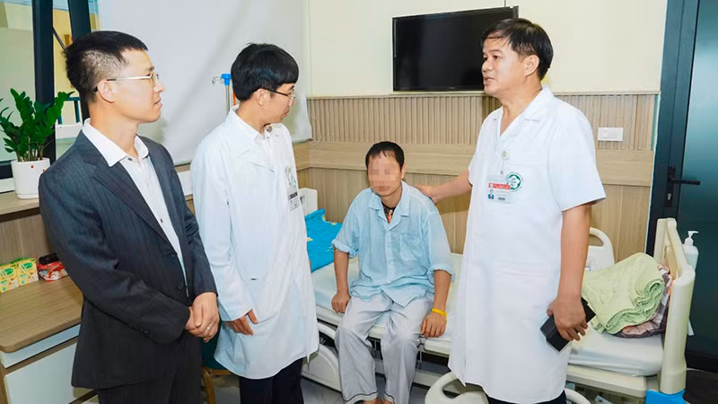 Thăm bệnh nhân đột quỵ điều trị tại Trung tâm.