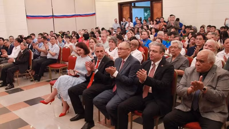 Các đại biểu tham dự sự kiện.