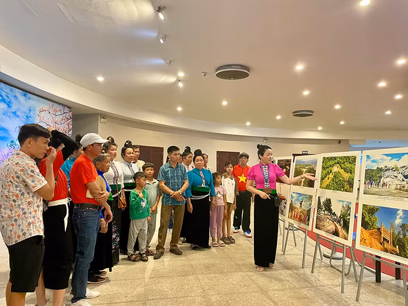 Khách tham quan triển lãm ảnh tại Bảo tàng Chiến thắng lịch sử Điện Biên Phủ.