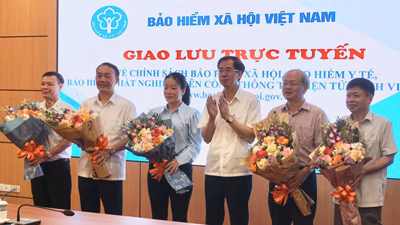 Phó Tổng Giám đốc Bảo hiểm xã hội Việt Nam Đào Việt Ánh tặng hoa khách mời, chuyên gia dự chương trình. (Ảnh: VSS)