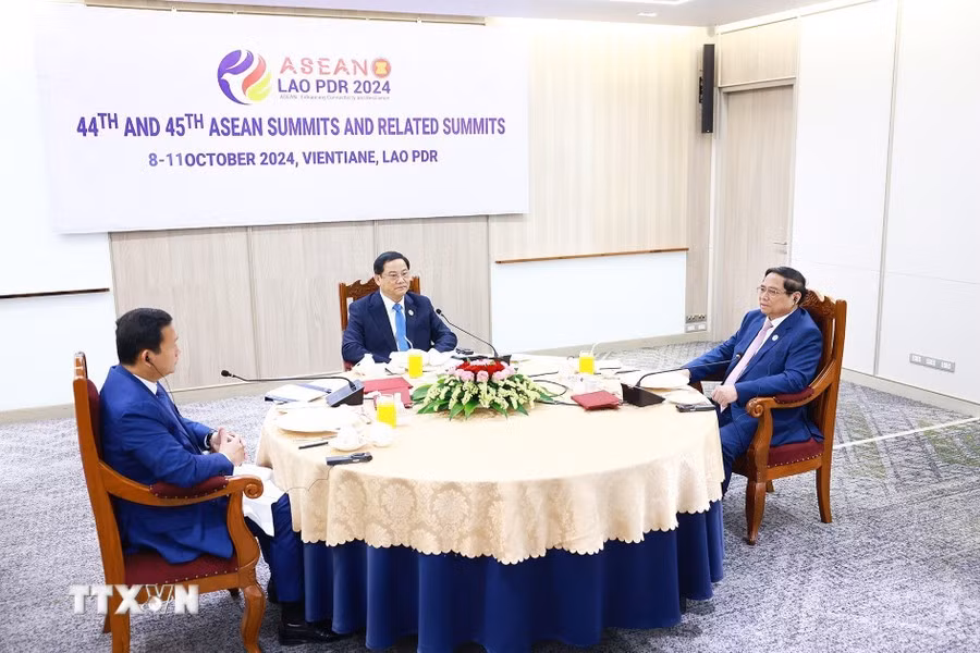 Thủ tướng Phạm Minh Chính cùng Thủ tướng Lào Sonexay Siphandone và Thủ tướng Campuchia Hun Manet ăn sáng và làm việc. (Ảnh: TTXVN)