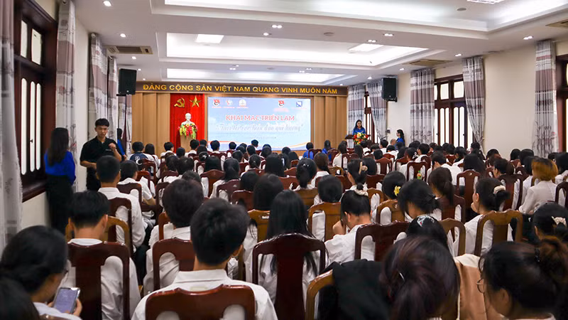 Hơn 200 cán bộ, giảng viên, sinh viên các trường đại học, cao đẳng ở Đà Nẵng lắng nghe tuyên truyền về biển đảo.