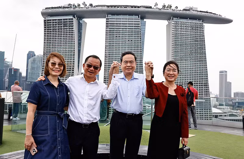 Cuối chiều hôm nay, Chủ tịch Quốc hội Trần Thanh Mẫn và Phu nhân cùng Chủ tịch Quốc hội Singapore Seah Kian Peng và Phu nhân thăm công viên thiên nhiên Gardens By The Bay.