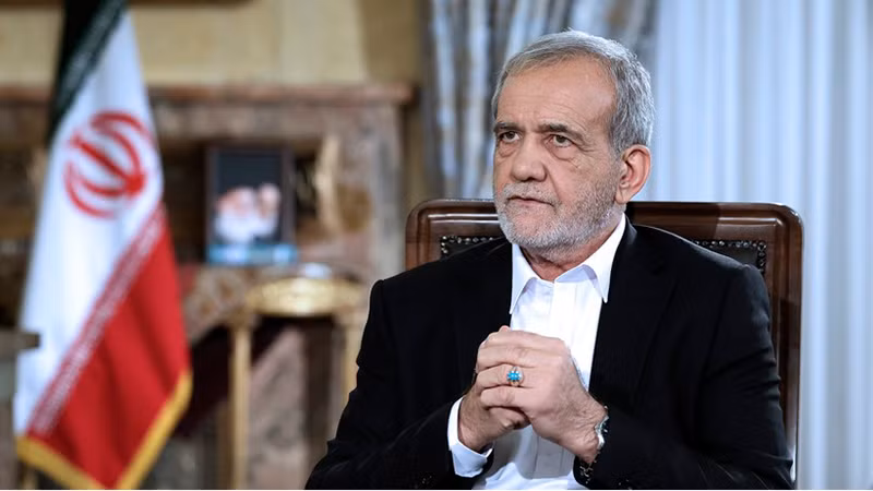 Tổng thống Iran Masoud Pezeshkian trong cuộc phỏng vấn trên truyền hình nhà nước tại Tehran. (Nguồn: AP)