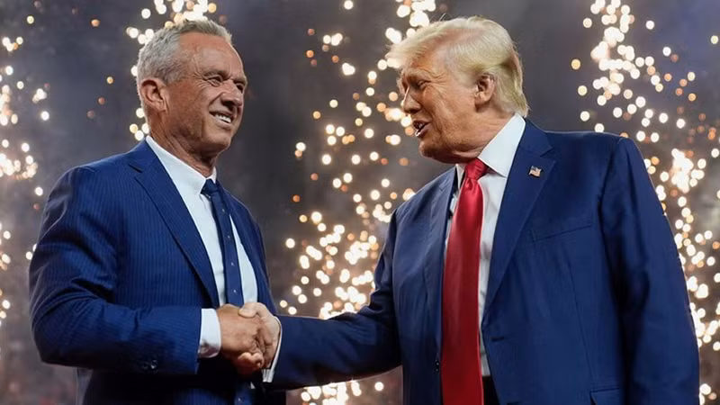 Ông Robert F. Kennedy Jr. (trái) và cựu tổng thống Donald Trump (phải) trong sự kiện tại Glendale, Arizona ngày 23/8. (Nguồn: AP)