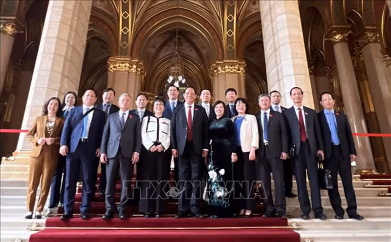 Đoàn đại biểu Quốc hội Việt Nam chụp ảnh trong tòa nhà Quốc hội Hungary. Ảnh: Phương Hoa/Pv TTXVN tại Hungary Đoàn đại biểu Quốc hội Việt Nam chụp ảnh trong tòa nhà Quốc hội Hungary. Ảnh: Phương Hoa/Pv TTXVN tại Hungary