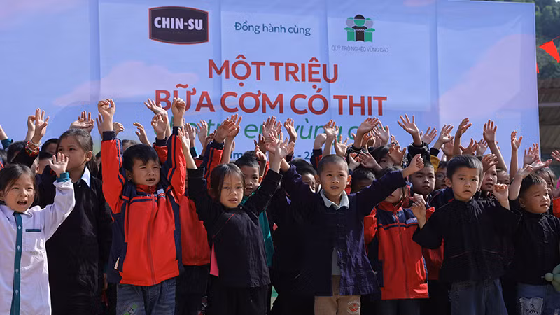 “Chin-su một triệu bữa cơm có thịt” tiếp tục hành trình yêu thương, tiếp sức các em nhỏ vùng cao trên hành trình đi tìm con chữ xây dựng tương lai.