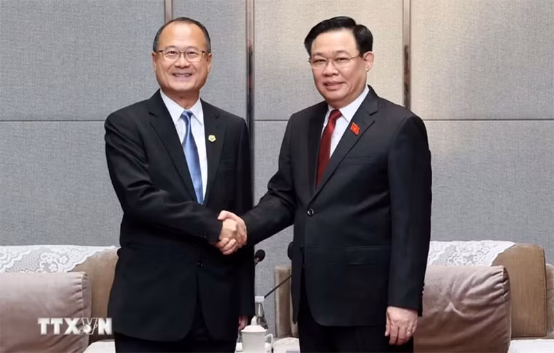 Chủ tịch Quốc hội Vương Đình Huệ tiếp ông Jonathan Choi, Chủ tịch Tập đoàn SUNWAH. (Ảnh: Nhan Sáng/TTXVN)
