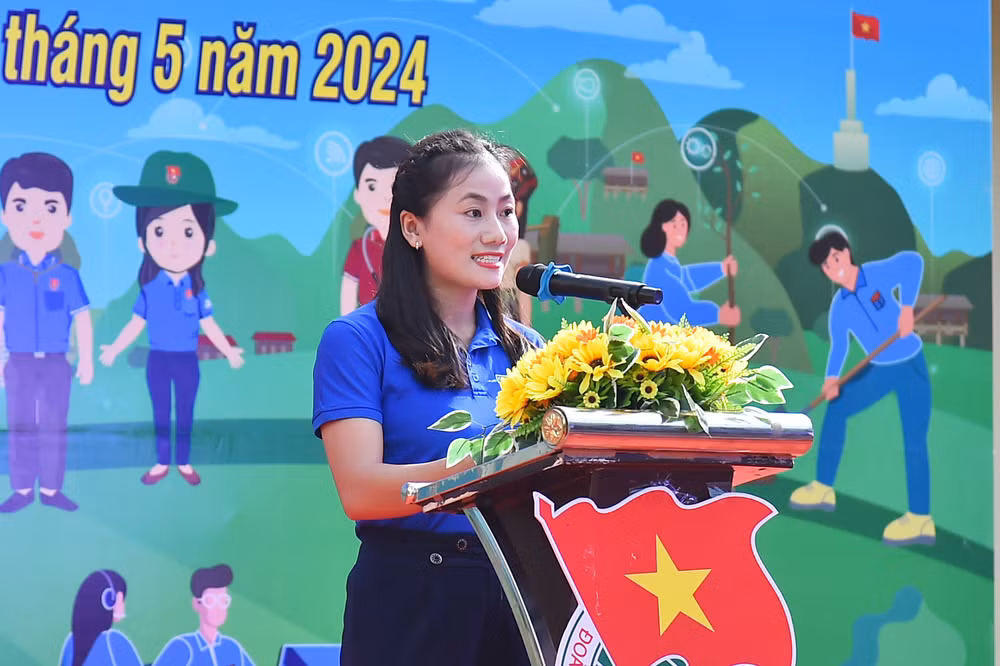 Đồng chí Trần Thị Viễn, Bí thư Đoàn Thanh niên Cộng sản Hồ Chí Minh xã Phù Hóa (huyện Quảng Trạch) đại diện cho thế hệ trẻ tỉnh nhà Quảng Bình phát biểu hưởng ứng, thể hiện quyết tâm thực hiện thành công tại Lễ ra quân Chiến dịch Thanh niên tình nguyện hè năm 2024.