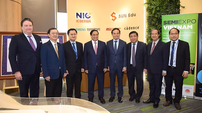 Thủ tướng Phạm Minh Chính thăm "Trung tâm điện tử và bán dẫn (ESC) trong NIC Hòa Lạc.