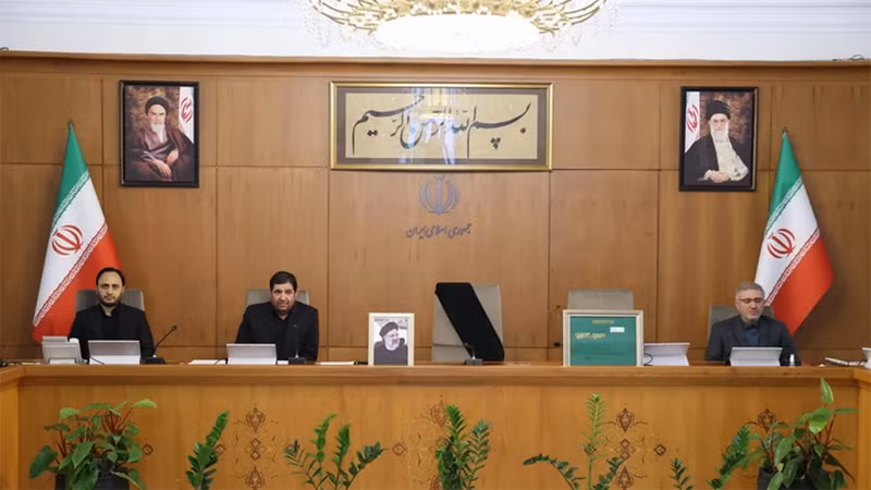 Tổng thống lâm thời Iran Mohammad Mokhber (thứ 2, trái) chủ trì cuộc họp nội các khẩn tại thủ đô Tehran, sau khi cơ quan chức năng xác nhận Tổng thống Ebrahim Raisi và Ngoại trưởng Hossein Amir-Abdollahian tử nạn trong vụ rơi trực thăng ở tỉnh Đông Azerbaijan, ngày 20/5/2024. (Ảnh: AFP/TTXVN)