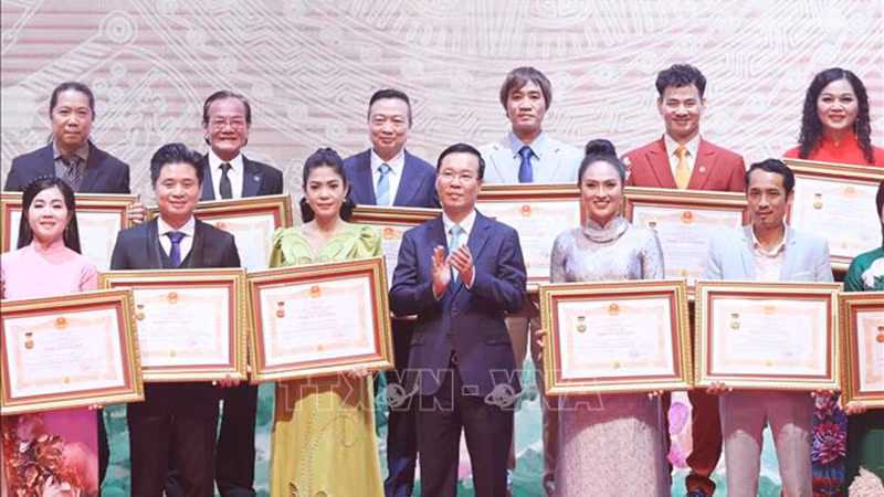 Chủ tịch nước Võ Văn Thưởng trao tặng danh hiệu Nghệ sĩ nhân dân cho các nghệ sĩ. Ảnh: TTXVN