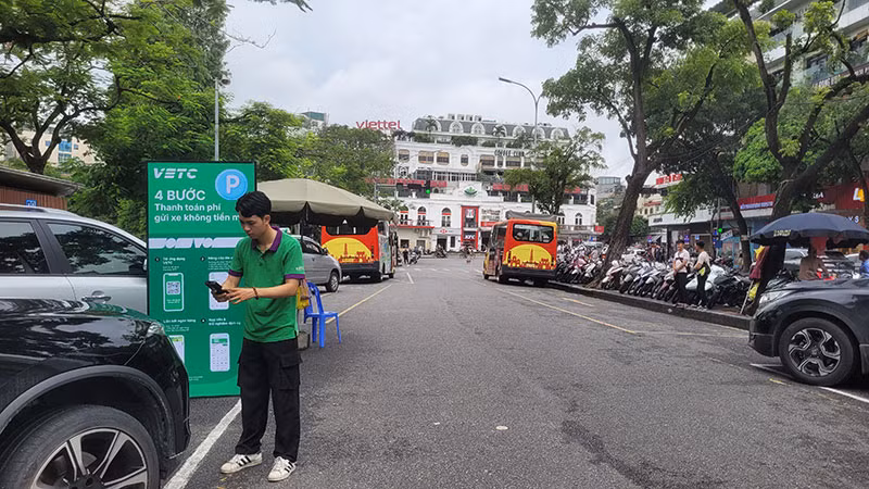 Thanh toán phí gửi xe không chỉ là quét QR mà còn ứng dụng công nghệ thông minh không dừng.