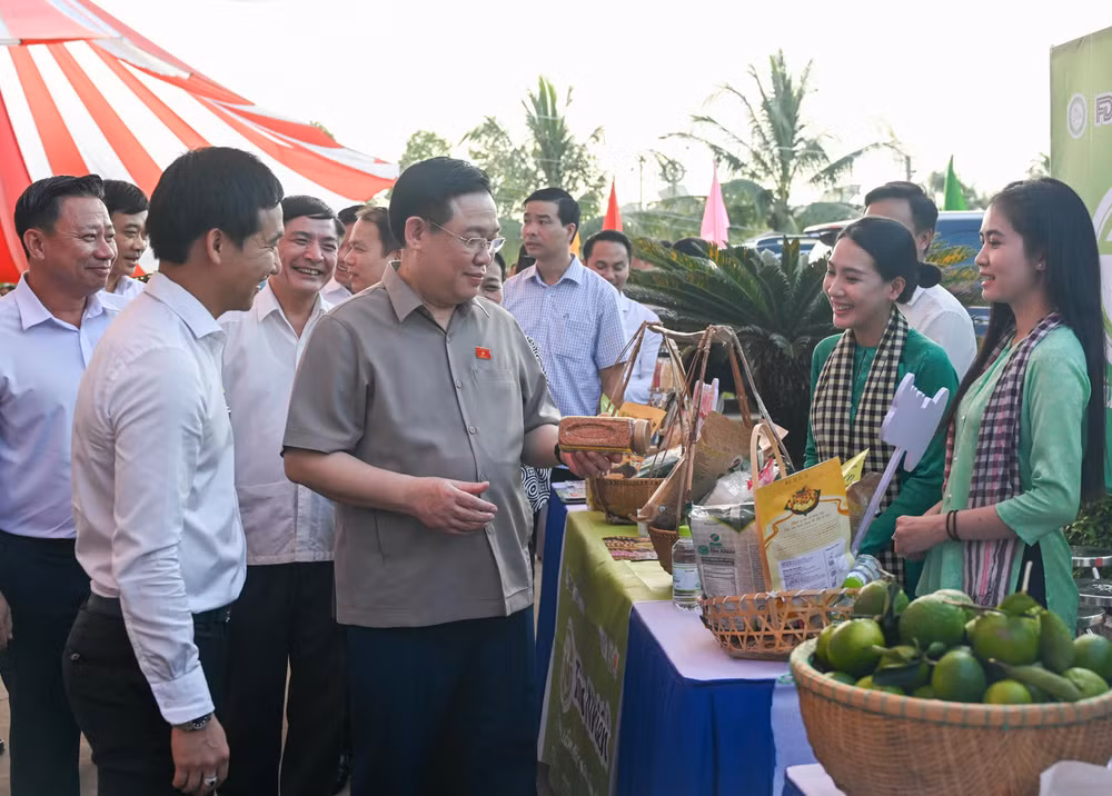 Chủ tịch Quốc hội Vương Đình Huệ và các đại biểu tham quan gian trưng bày các sản phẩm nông sản tiêu biểu của tỉnh Tây Ninh.