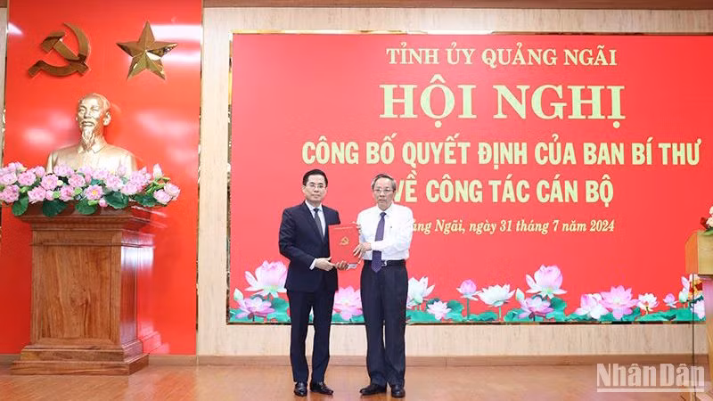 Phó Trưởng Ban Tổ chức Trung ương Hoàng Đăng Quang trao Quyết định của Ban Bí thư cho đồng chí Nguyễn Hoàng Giang.