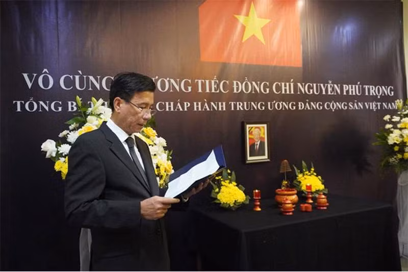 Đại sứ Tạ Văn Thông nêu bật những đóng góp và cống hiến to lớn của Tổng Bí thư Nguyễn Phú Trọng với sự nghiệp xây dựng và phát triển đất nước. (Ảnh: Đào Trang/TTXVN)