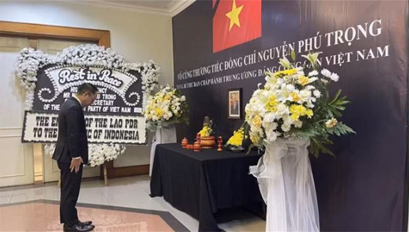 Đại sứ Lào tại Indonesia H.E. Khamfeuang Phanthaxay viếng Tổng Bí thư Nguyễn Phú Trọng. (Ảnh: Đào Trang/TTXVN tại Indonesia)