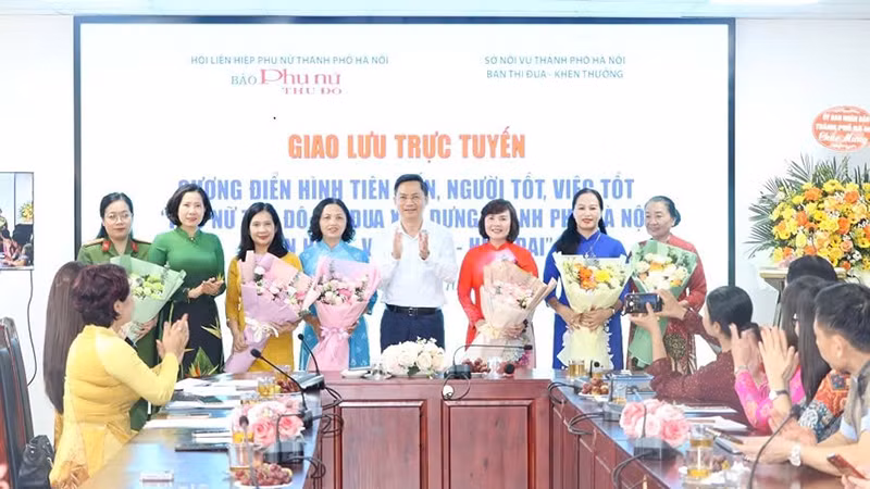 Lãnh đạo thành phố Hà Nội và Chủ tịch Hội Liên hiệp Phụ nữ Hà Nội tặng hoa các gương phụ nữ tiêu biểu của Thủ đô. (Ảnh: NGỌC THỰC)