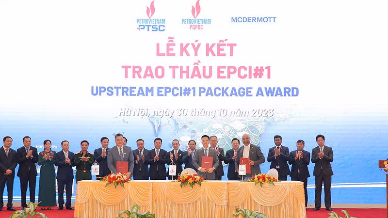 Thủ tướng Chính phủ và các đại biểu chứng kiến lễ ký kết trao thầu EPCI chuỗi dự án Lô B