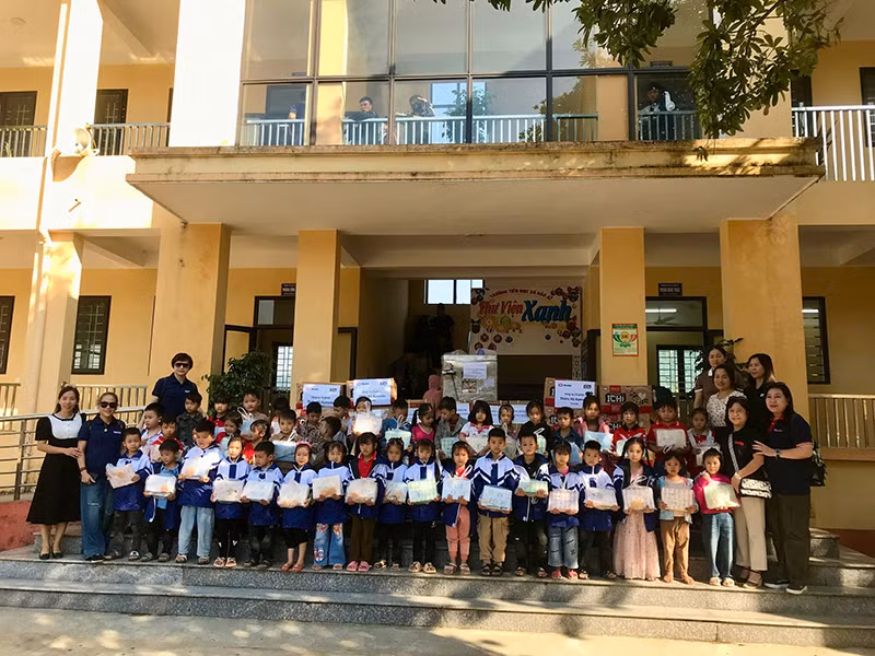 Trung tâm truyền hình Nhân Dân, Báo Nhân Dân đồng hành cùng các bệnh viện thành phố Hà Nội trao, tặng quà, khám bệnh cho người dân bị thiệt hại do cơn bão Yagi.