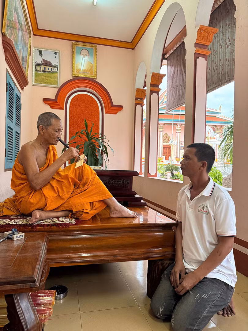 Hòa thượng Chau Ty truyền dạy kỹ thuật khắc chữ trên lá cho học trò. Hòa thượng Chau Ty truyền dạy kỹ thuật khắc chữ trên lá cho học trò.