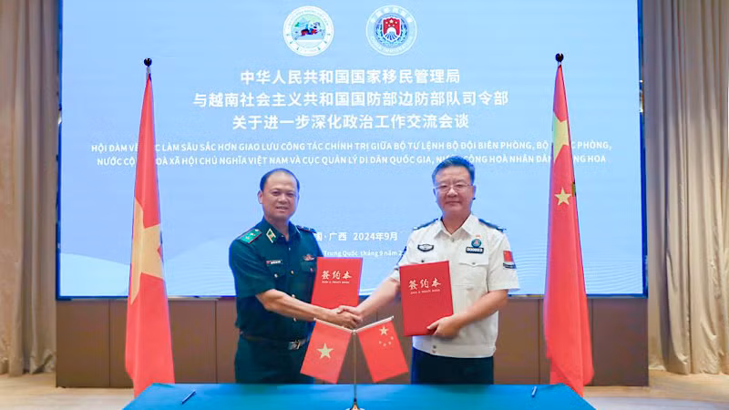 Trung tướng Nguyễn Anh Tuấn cùng đồng chí Lý Tuấn Kiệt trao Biên bản Hội đàm.