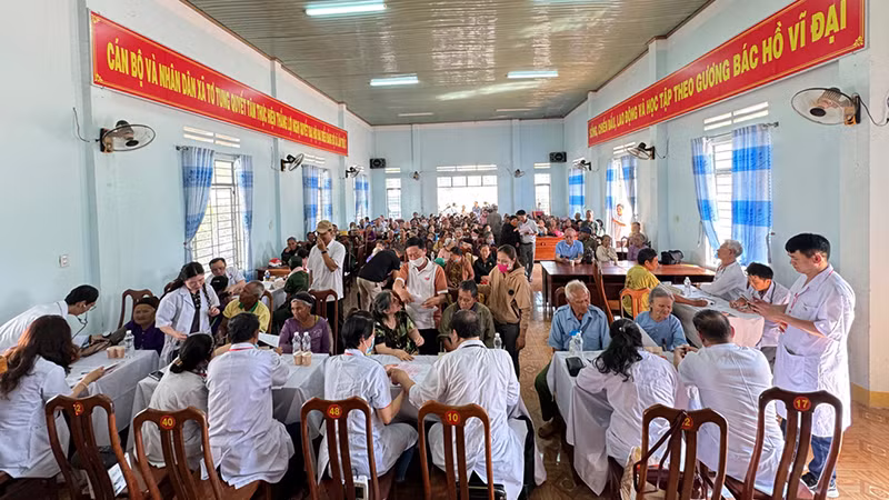 Hoạt động khám chữa bệnh và tư vấn sức khỏe miễn phí cho bà con xã Tơ Tung, huyện Kbang ngày 30/3. Ảnh: Hữu Phúc