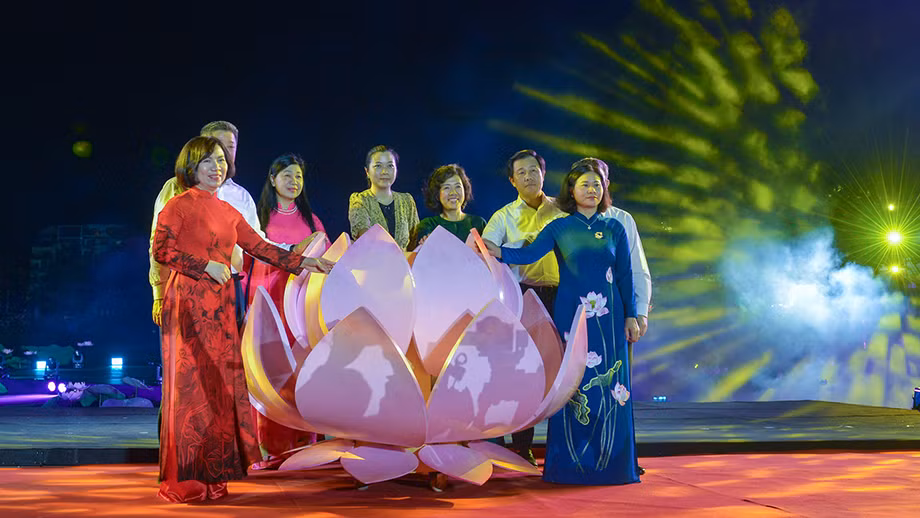 Các đại biểu thực hiện nghi thức khai mạc Lễ hội Sen Hà Nội 2024.